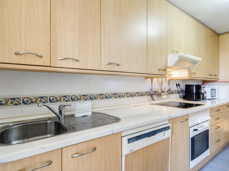 Discover the perfect blend of convenience and coastal living with this fantastic apartment, located just 400 meters from the beach. This property is ideally suited for anyone seeking either a permanent residence or a holiday home, offering the best of bot