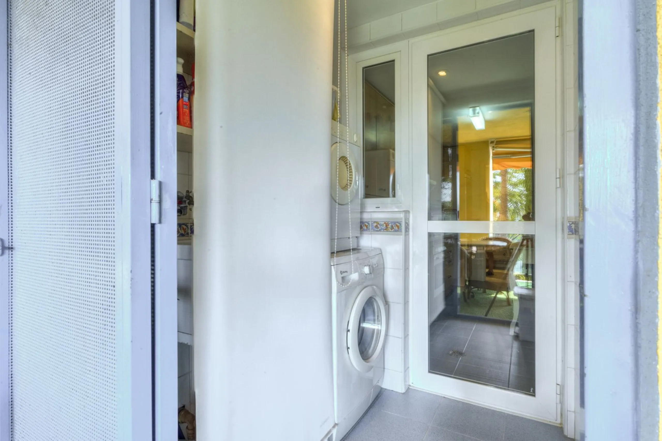 Discover the perfect blend of convenience and coastal living with this fantastic apartment, located just 400 meters from the beach. This property is ideally suited for anyone seeking either a permanent residence or a holiday home, offering the best of bot