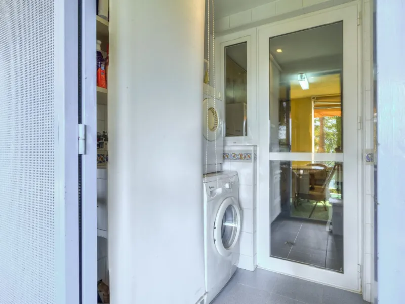 Discover the perfect blend of convenience and coastal living with this fantastic apartment, located just 400 meters from the beach. This property is ideally suited for anyone seeking either a permanent residence or a holiday home, offering the best of bot