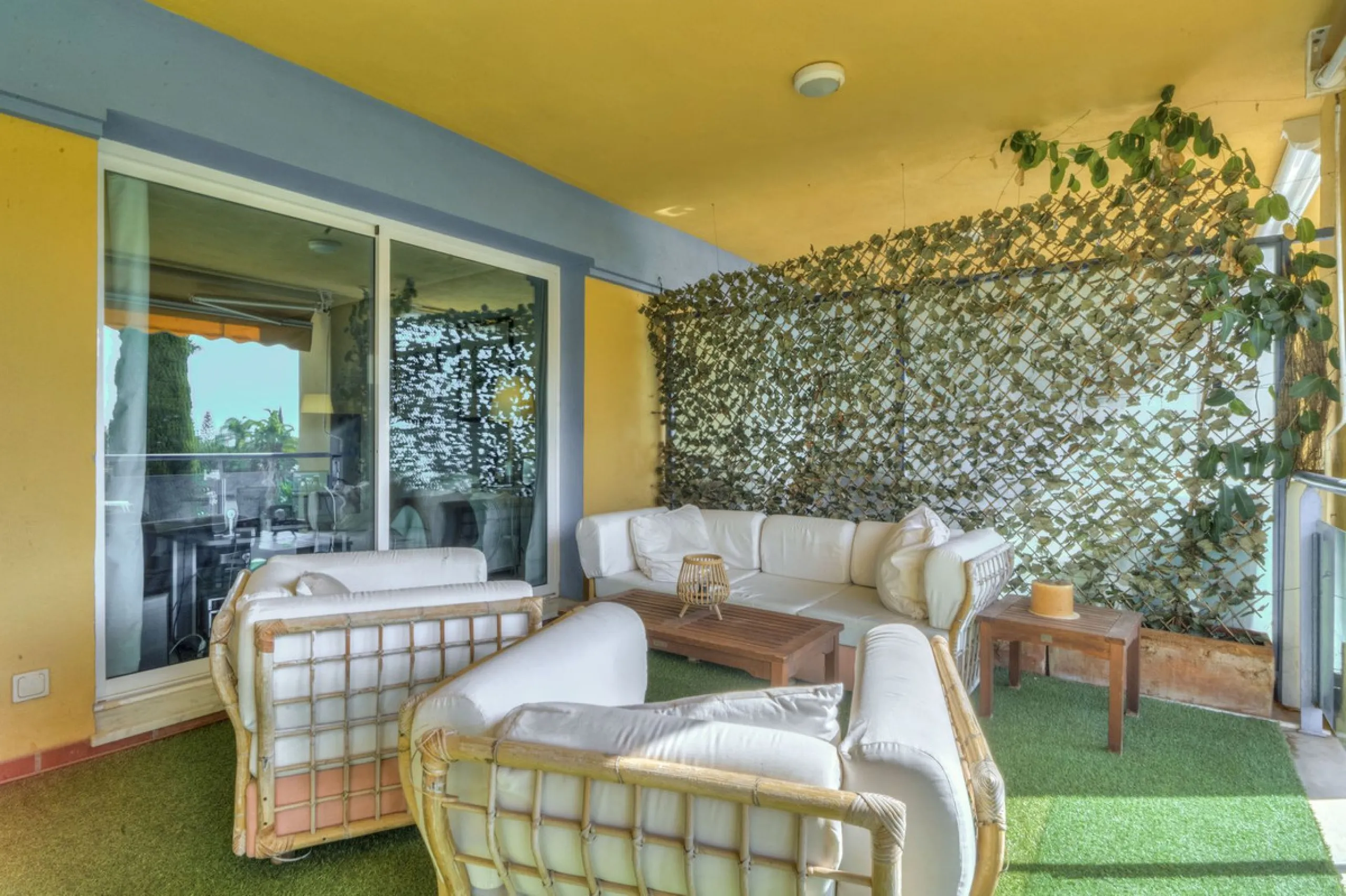 Discover the perfect blend of convenience and coastal living with this fantastic apartment, located just 400 meters from the beach. This property is ideally suited for anyone seeking either a permanent residence or a holiday home, offering the best of bot