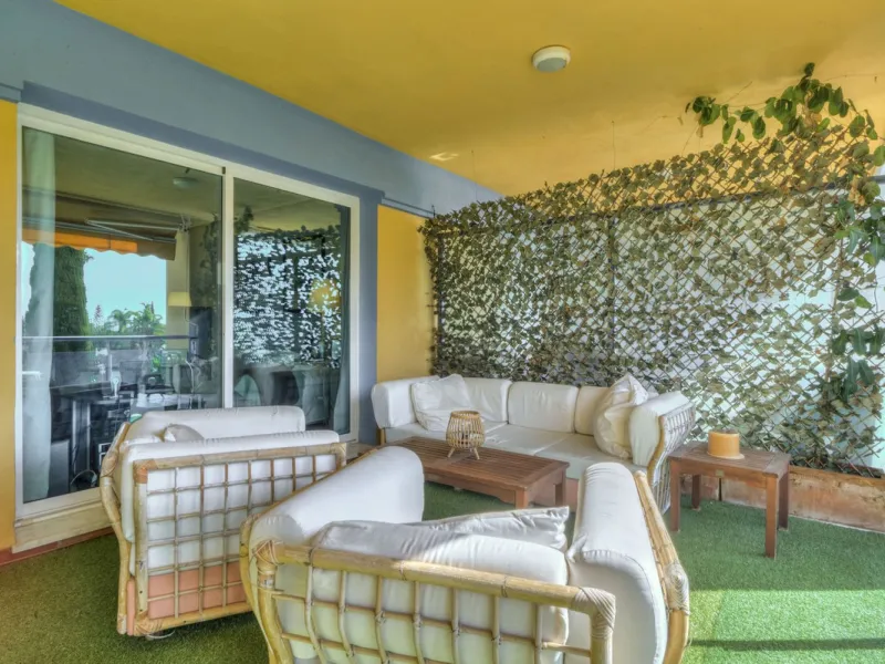 Discover the perfect blend of convenience and coastal living with this fantastic apartment, located just 400 meters from the beach. This property is ideally suited for anyone seeking either a permanent residence or a holiday home, offering the best of bot