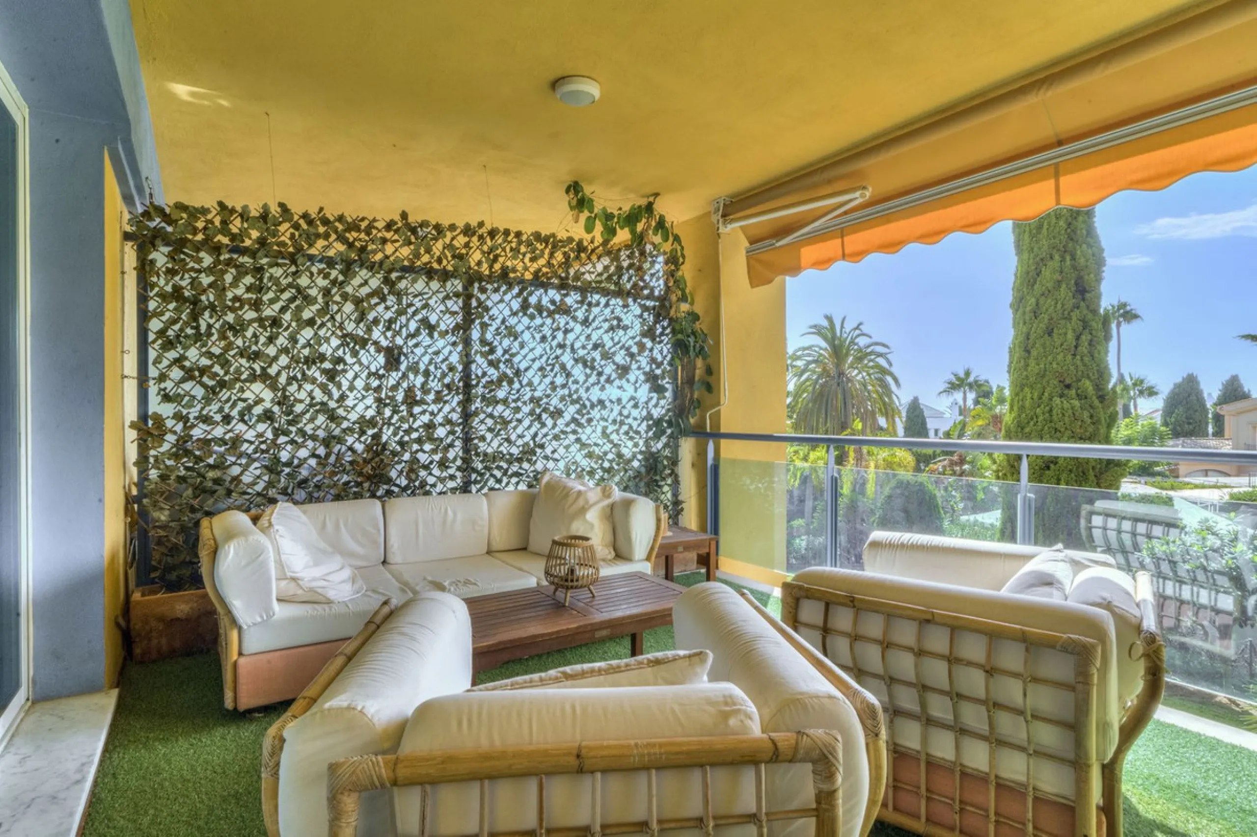 Discover the perfect blend of convenience and coastal living with this fantastic apartment, located just 400 meters from the beach. This property is ideally suited for anyone seeking either a permanent residence or a holiday home, offering the best of bot