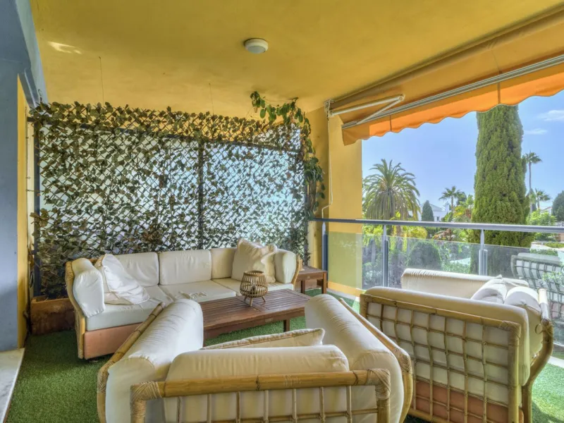 Discover the perfect blend of convenience and coastal living with this fantastic apartment, located just 400 meters from the beach. This property is ideally suited for anyone seeking either a permanent residence or a holiday home, offering the best of bot