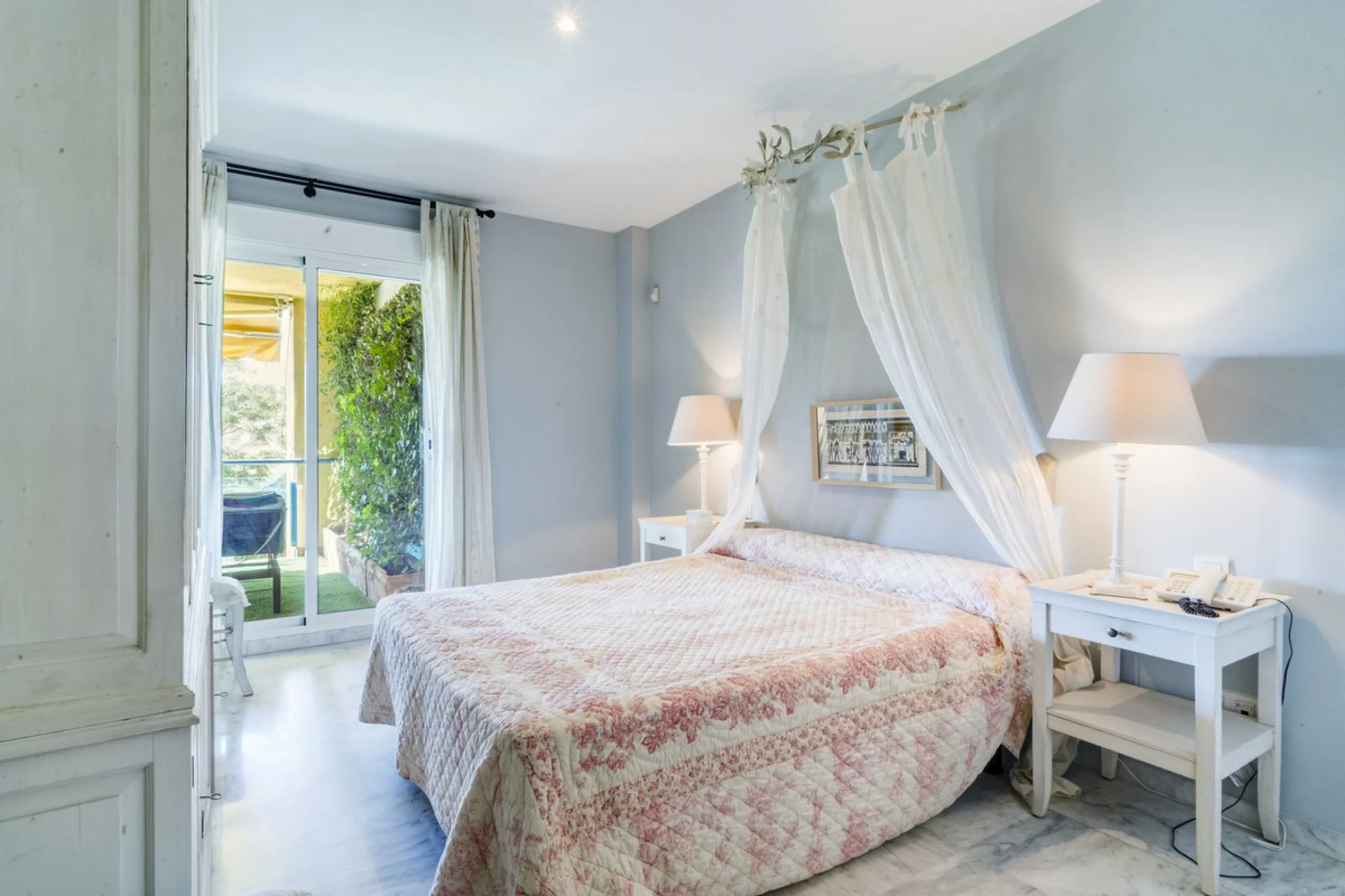 Discover the perfect blend of convenience and coastal living with this fantastic apartment, located just 400 meters from the beach. This property is ideally suited for anyone seeking either a permanent residence or a holiday home, offering the best of bot