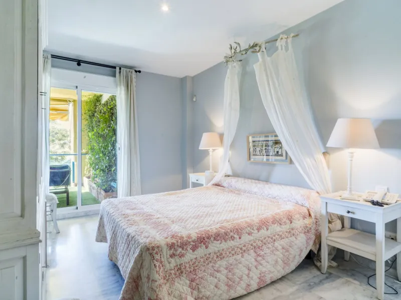 Discover the perfect blend of convenience and coastal living with this fantastic apartment, located just 400 meters from the beach. This property is ideally suited for anyone seeking either a permanent residence or a holiday home, offering the best of bot