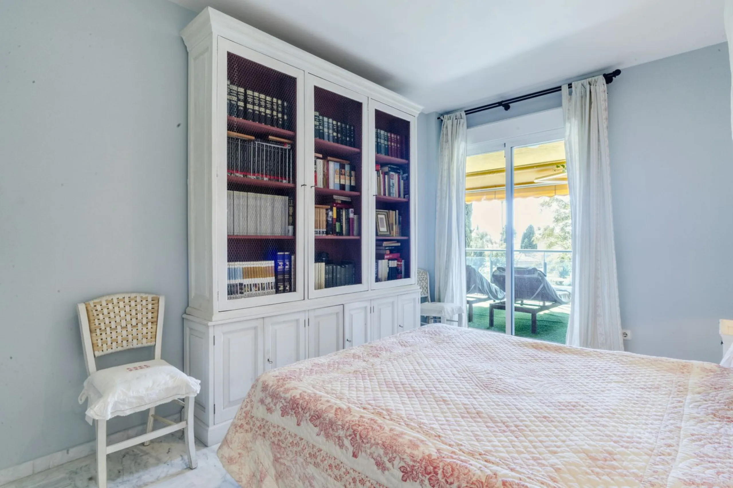 Discover the perfect blend of convenience and coastal living with this fantastic apartment, located just 400 meters from the beach. This property is ideally suited for anyone seeking either a permanent residence or a holiday home, offering the best of bot