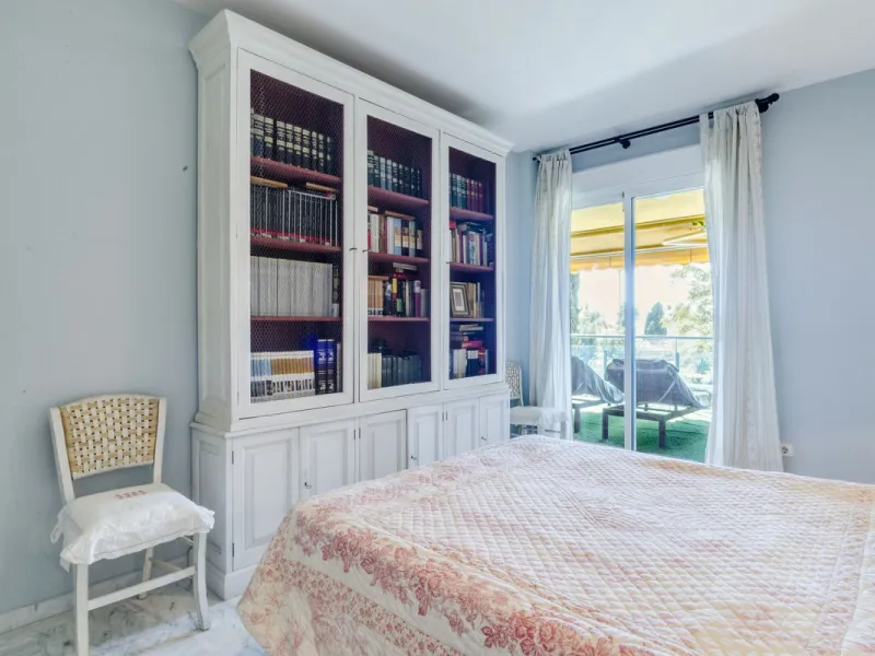 Discover the perfect blend of convenience and coastal living with this fantastic apartment, located just 400 meters from the beach. This property is ideally suited for anyone seeking either a permanent residence or a holiday home, offering the best of bot