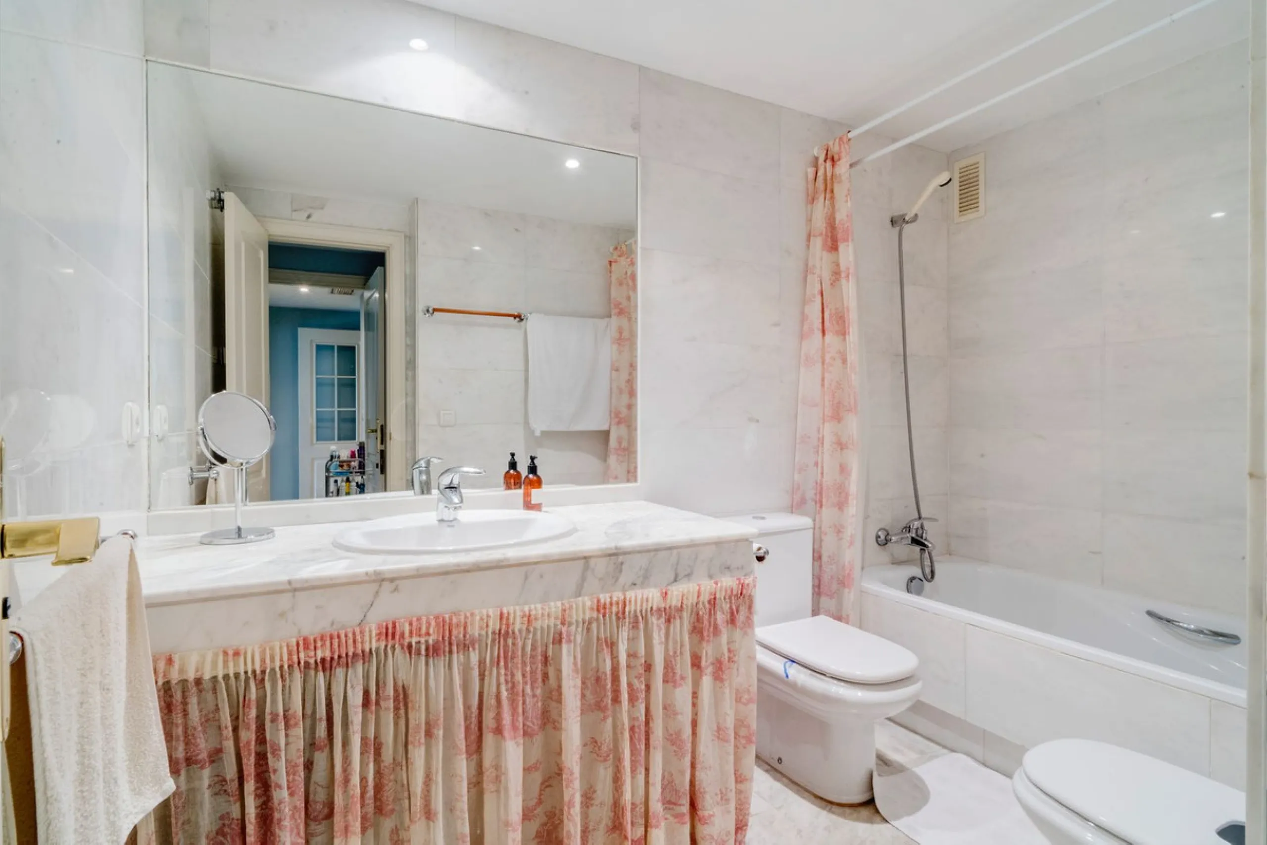 Discover the perfect blend of convenience and coastal living with this fantastic apartment, located just 400 meters from the beach. This property is ideally suited for anyone seeking either a permanent residence or a holiday home, offering the best of bot