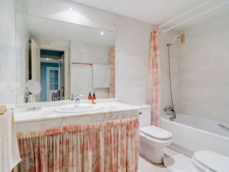 Discover the perfect blend of convenience and coastal living with this fantastic apartment, located just 400 meters from the beach. This property is ideally suited for anyone seeking either a permanent residence or a holiday home, offering the best of bot