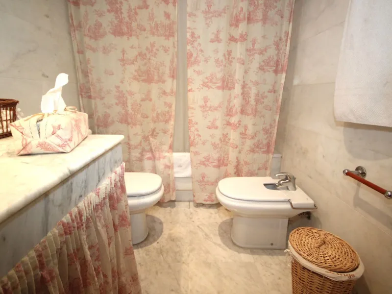Discover the perfect blend of convenience and coastal living with this fantastic apartment, located just 400 meters from the beach. This property is ideally suited for anyone seeking either a permanent residence or a holiday home, offering the best of bot