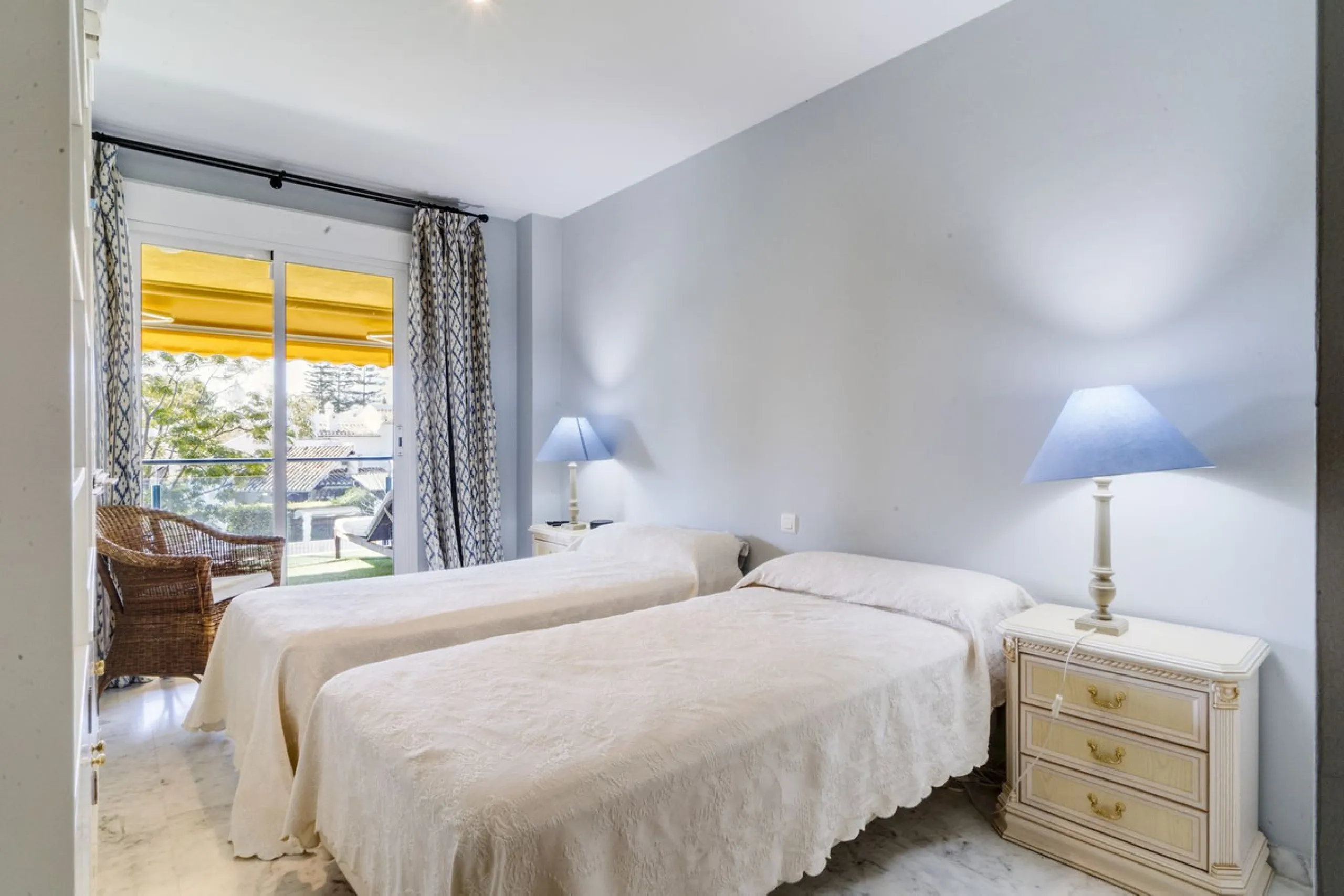 Discover the perfect blend of convenience and coastal living with this fantastic apartment, located just 400 meters from the beach. This property is ideally suited for anyone seeking either a permanent residence or a holiday home, offering the best of bot