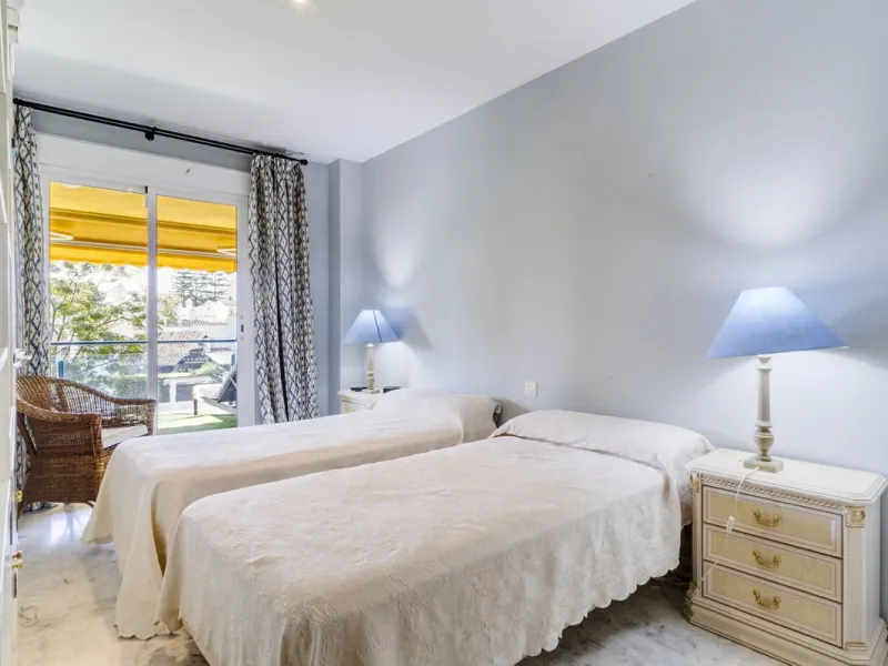 Discover the perfect blend of convenience and coastal living with this fantastic apartment, located just 400 meters from the beach. This property is ideally suited for anyone seeking either a permanent residence or a holiday home, offering the best of bot