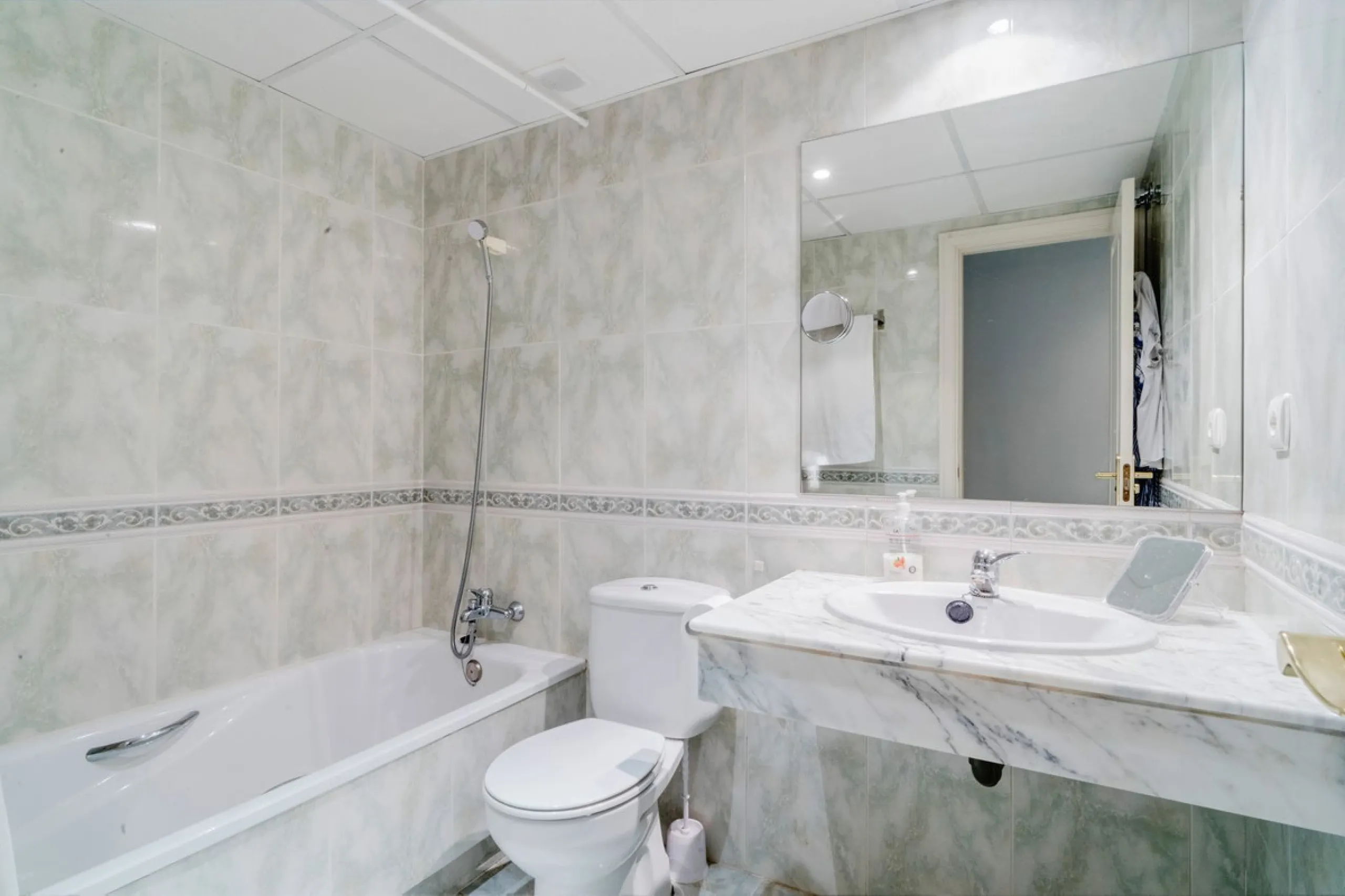 Discover the perfect blend of convenience and coastal living with this fantastic apartment, located just 400 meters from the beach. This property is ideally suited for anyone seeking either a permanent residence or a holiday home, offering the best of bot
