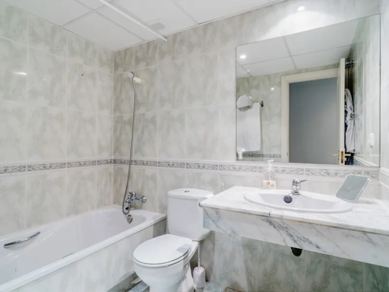 Discover the perfect blend of convenience and coastal living with this fantastic apartment, located just 400 meters from the beach. This property is ideally suited for anyone seeking either a permanent residence or a holiday home, offering the best of bot