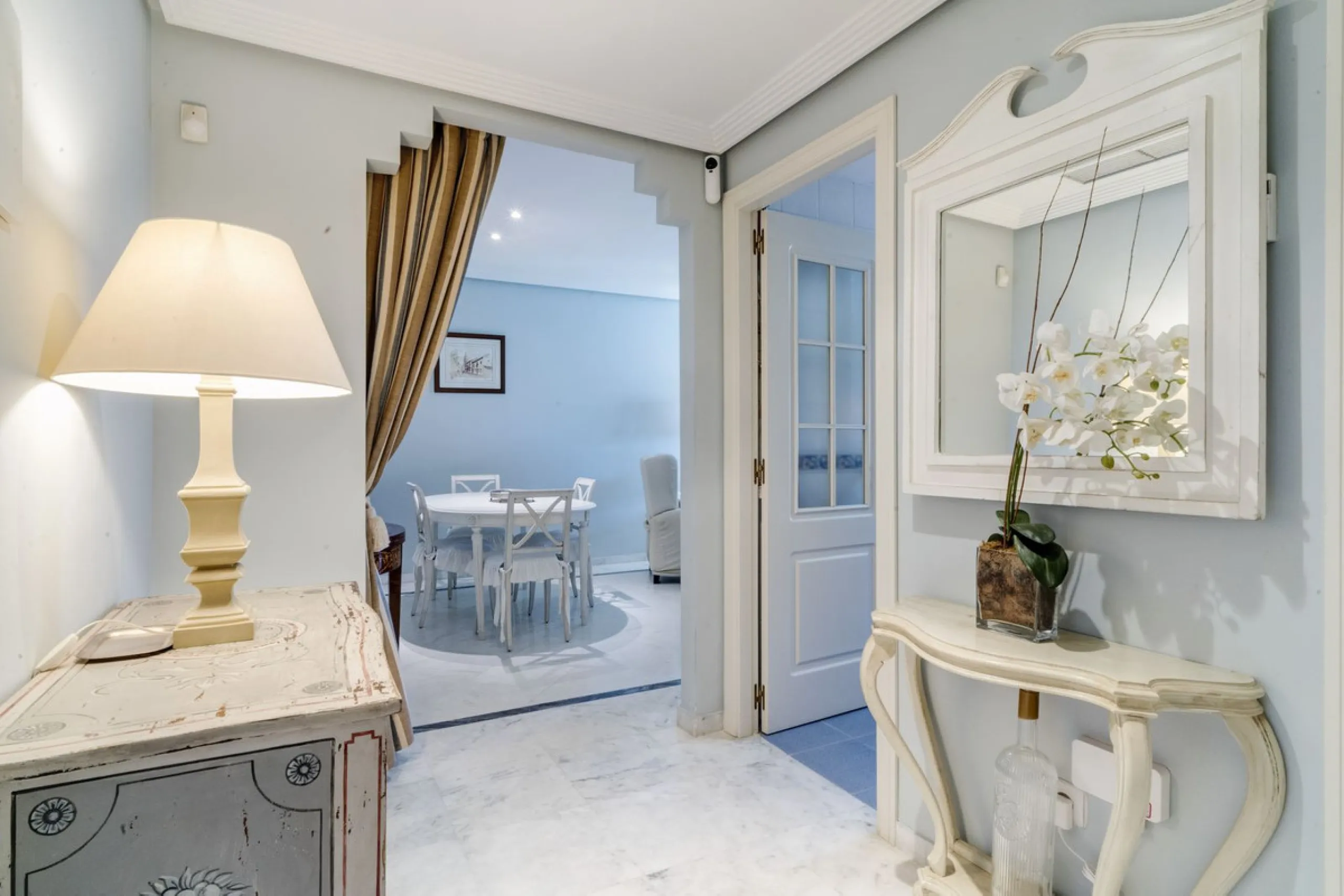 Discover the perfect blend of convenience and coastal living with this fantastic apartment, located just 400 meters from the beach. This property is ideally suited for anyone seeking either a permanent residence or a holiday home, offering the best of bot