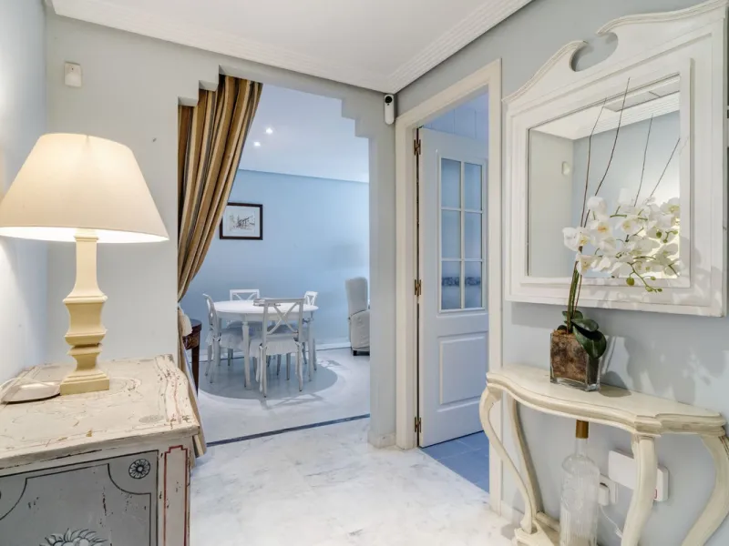 Discover the perfect blend of convenience and coastal living with this fantastic apartment, located just 400 meters from the beach. This property is ideally suited for anyone seeking either a permanent residence or a holiday home, offering the best of bot
