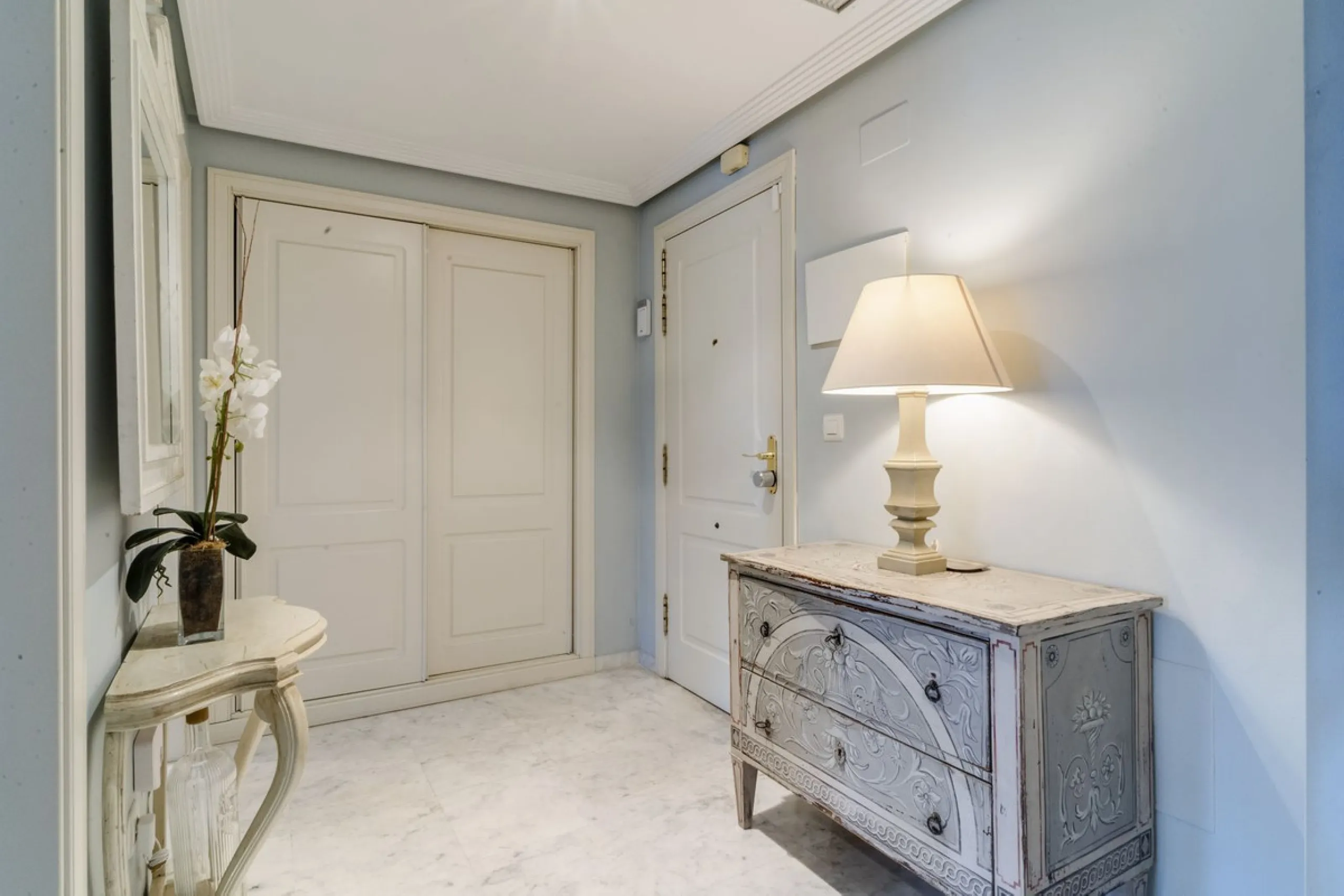 Discover the perfect blend of convenience and coastal living with this fantastic apartment, located just 400 meters from the beach. This property is ideally suited for anyone seeking either a permanent residence or a holiday home, offering the best of bot