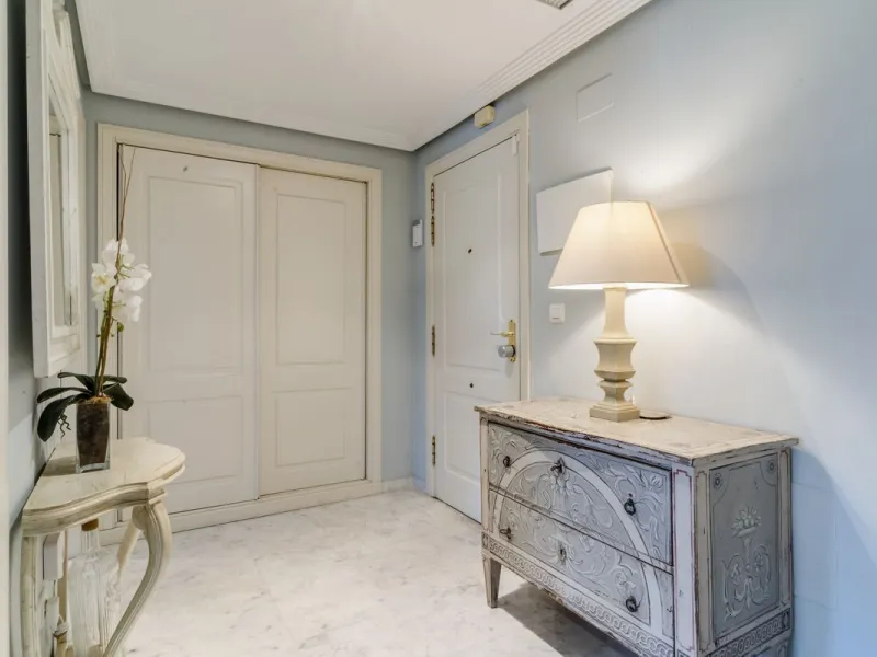Discover the perfect blend of convenience and coastal living with this fantastic apartment, located just 400 meters from the beach. This property is ideally suited for anyone seeking either a permanent residence or a holiday home, offering the best of bot