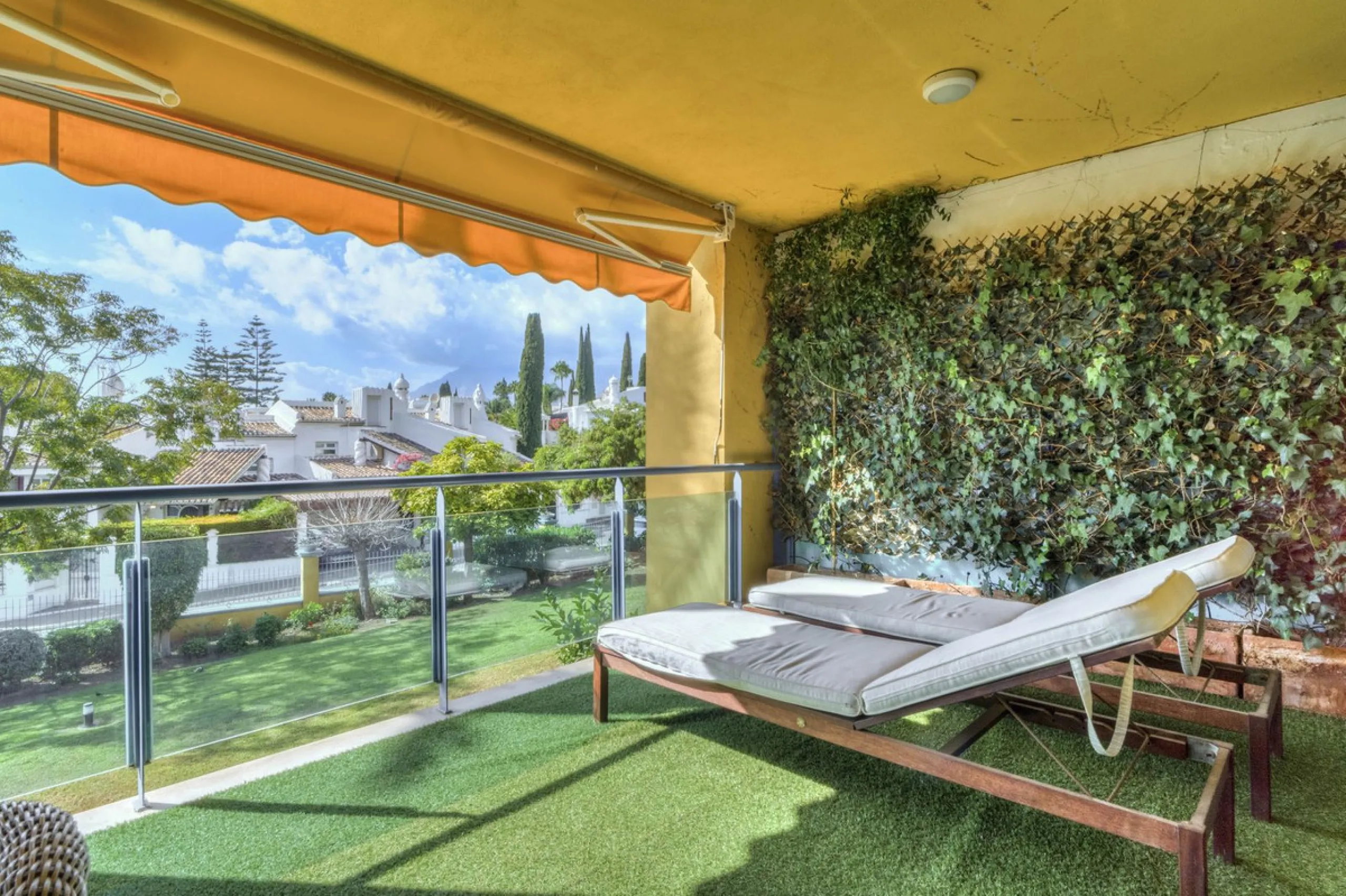 Discover the perfect blend of convenience and coastal living with this fantastic apartment, located just 400 meters from the beach. This property is ideally suited for anyone seeking either a permanent residence or a holiday home, offering the best of bot