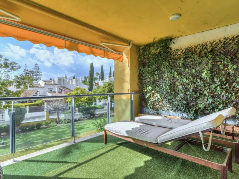Discover the perfect blend of convenience and coastal living with this fantastic apartment, located just 400 meters from the beach. This property is ideally suited for anyone seeking either a permanent residence or a holiday home, offering the best of bot