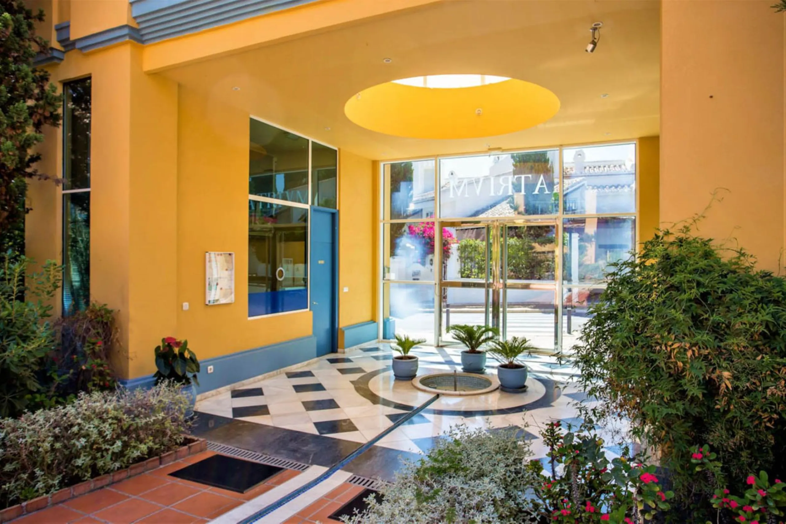 Discover the perfect blend of convenience and coastal living with this fantastic apartment, located just 400 meters from the beach. This property is ideally suited for anyone seeking either a permanent residence or a holiday home, offering the best of bot