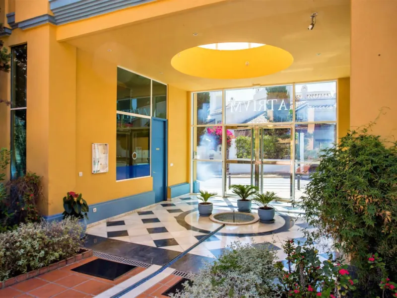 Discover the perfect blend of convenience and coastal living with this fantastic apartment, located just 400 meters from the beach. This property is ideally suited for anyone seeking either a permanent residence or a holiday home, offering the best of bot