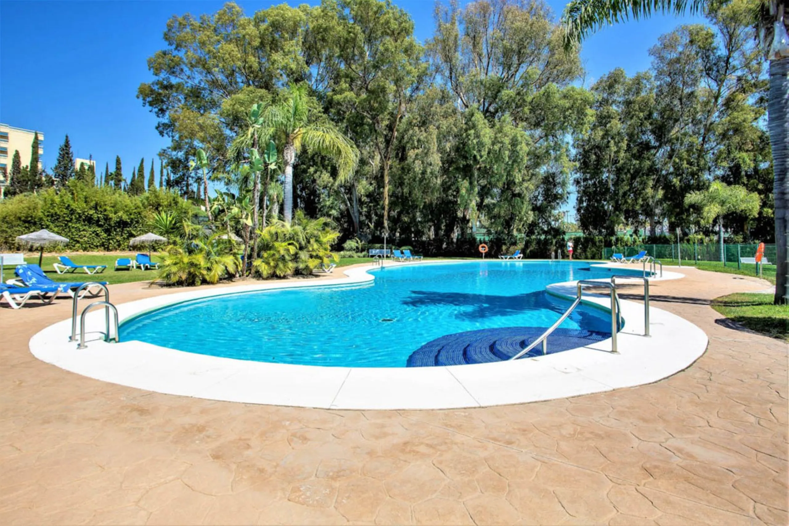 Discover the perfect blend of convenience and coastal living with this fantastic apartment, located just 400 meters from the beach. This property is ideally suited for anyone seeking either a permanent residence or a holiday home, offering the best of bot