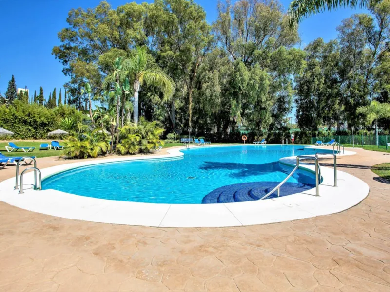 Discover the perfect blend of convenience and coastal living with this fantastic apartment, located just 400 meters from the beach. This property is ideally suited for anyone seeking either a permanent residence or a holiday home, offering the best of bot