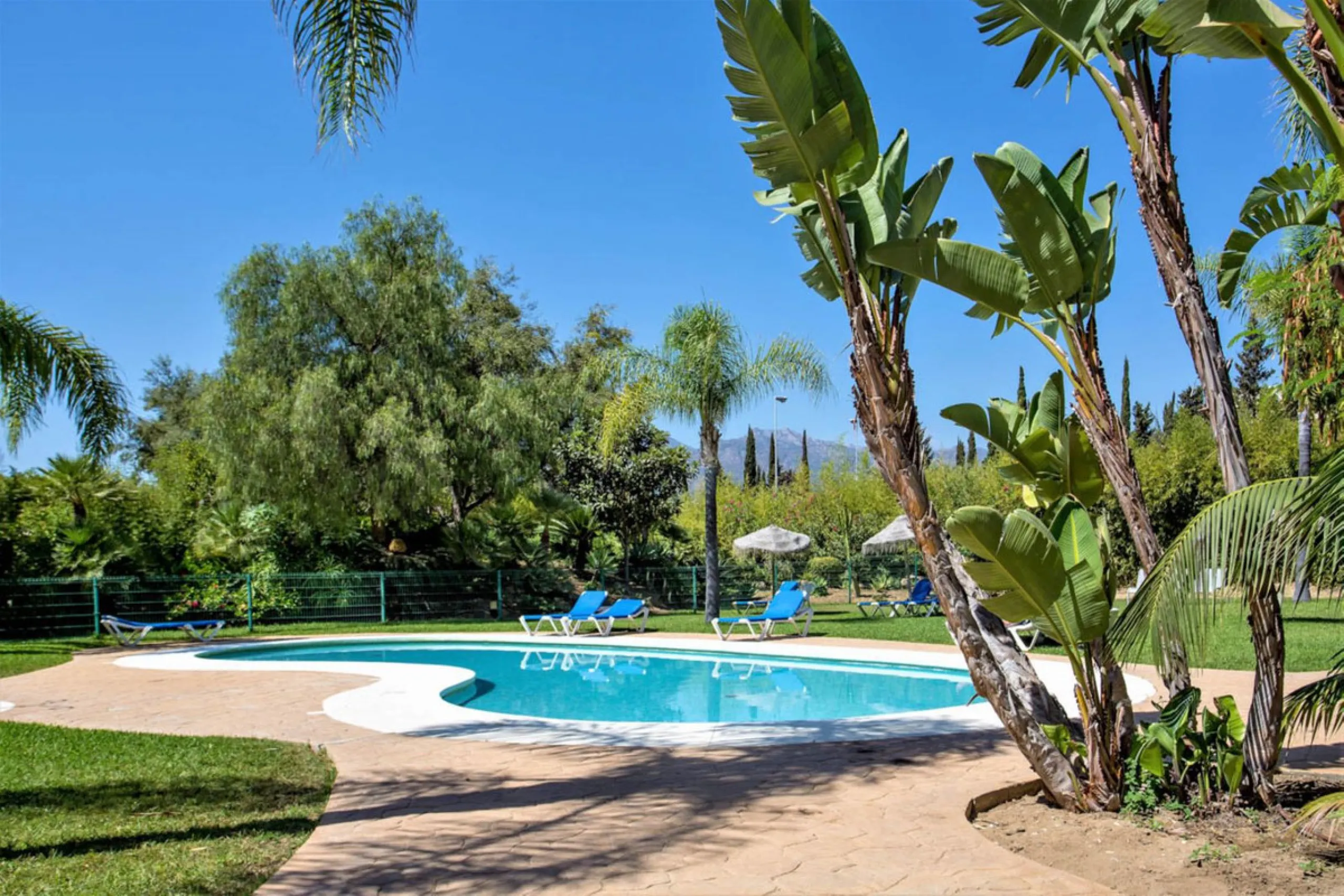 Discover the perfect blend of convenience and coastal living with this fantastic apartment, located just 400 meters from the beach. This property is ideally suited for anyone seeking either a permanent residence or a holiday home, offering the best of bot