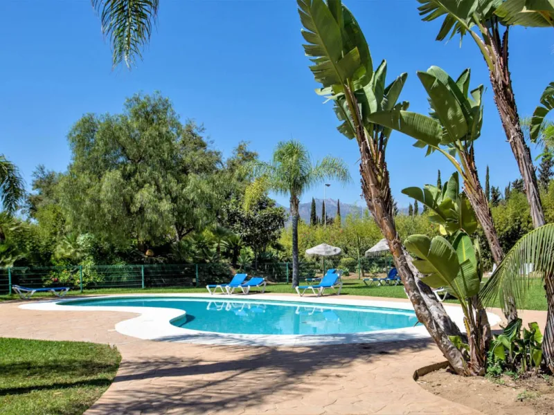 Discover the perfect blend of convenience and coastal living with this fantastic apartment, located just 400 meters from the beach. This property is ideally suited for anyone seeking either a permanent residence or a holiday home, offering the best of bot