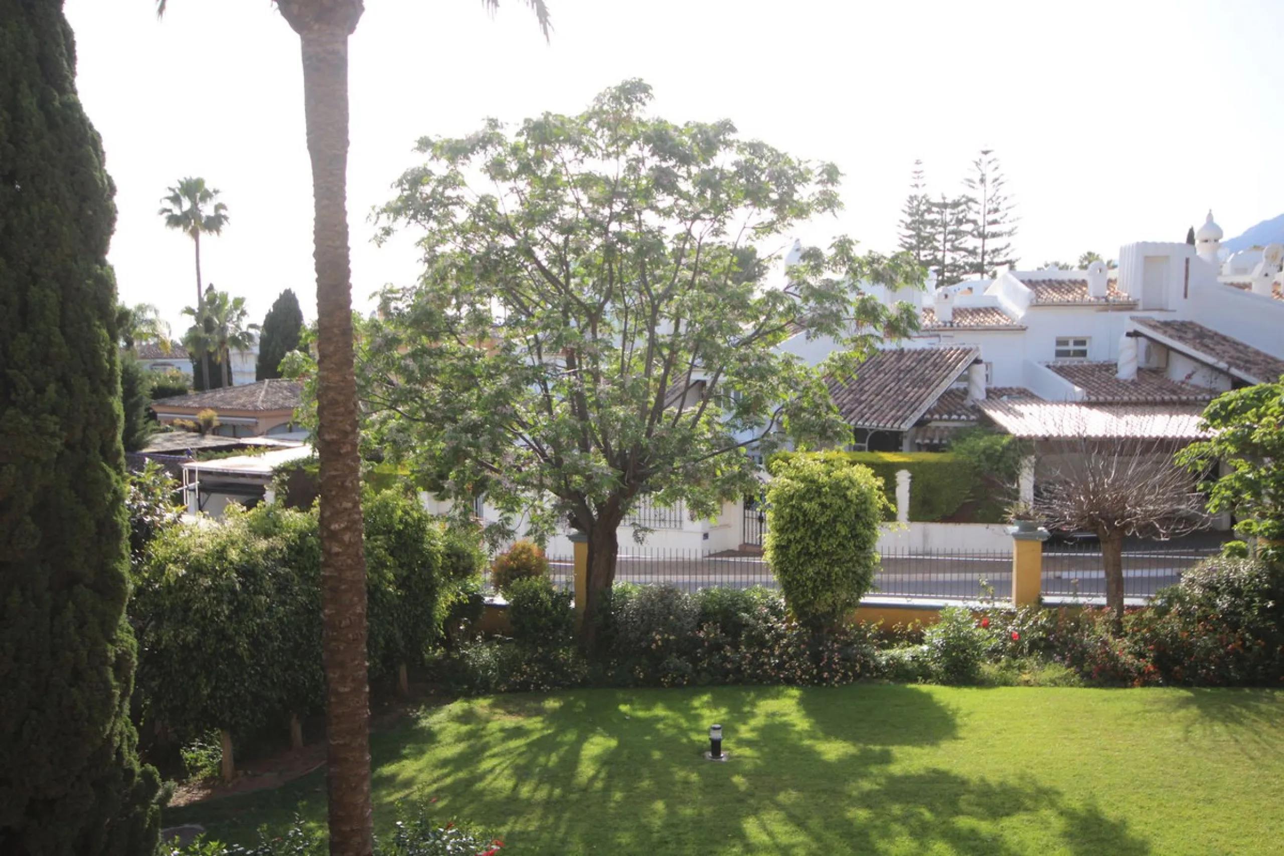 Discover the perfect blend of convenience and coastal living with this fantastic apartment, located just 400 meters from the beach. This property is ideally suited for anyone seeking either a permanent residence or a holiday home, offering the best of bot