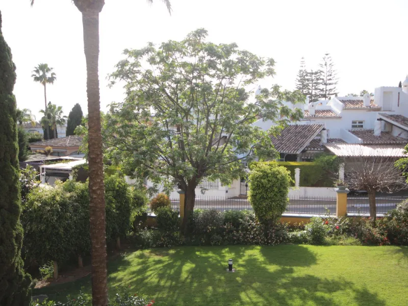 Discover the perfect blend of convenience and coastal living with this fantastic apartment, located just 400 meters from the beach. This property is ideally suited for anyone seeking either a permanent residence or a holiday home, offering the best of bot