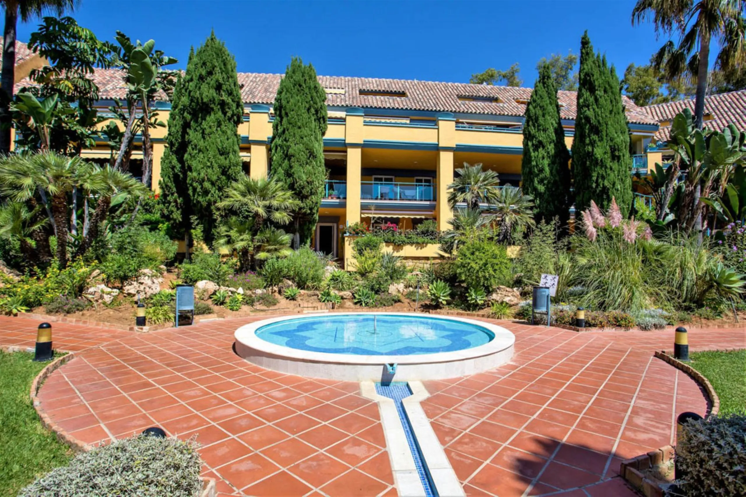 Discover the perfect blend of convenience and coastal living with this fantastic apartment, located just 400 meters from the beach. This property is ideally suited for anyone seeking either a permanent residence or a holiday home, offering the best of bot