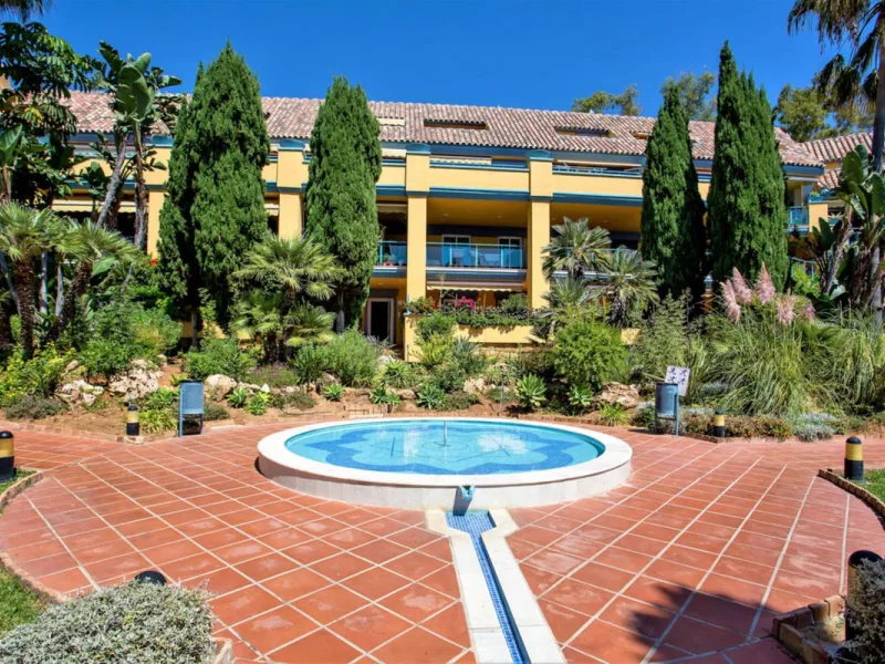 Discover the perfect blend of convenience and coastal living with this fantastic apartment, located just 400 meters from the beach. This property is ideally suited for anyone seeking either a permanent residence or a holiday home, offering the best of bot