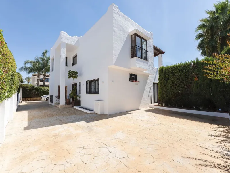 Welcome to this charming beachside villa with private pool in San Pedro!