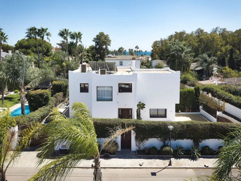 Welcome to this charming beachside villa with private pool in San Pedro!
