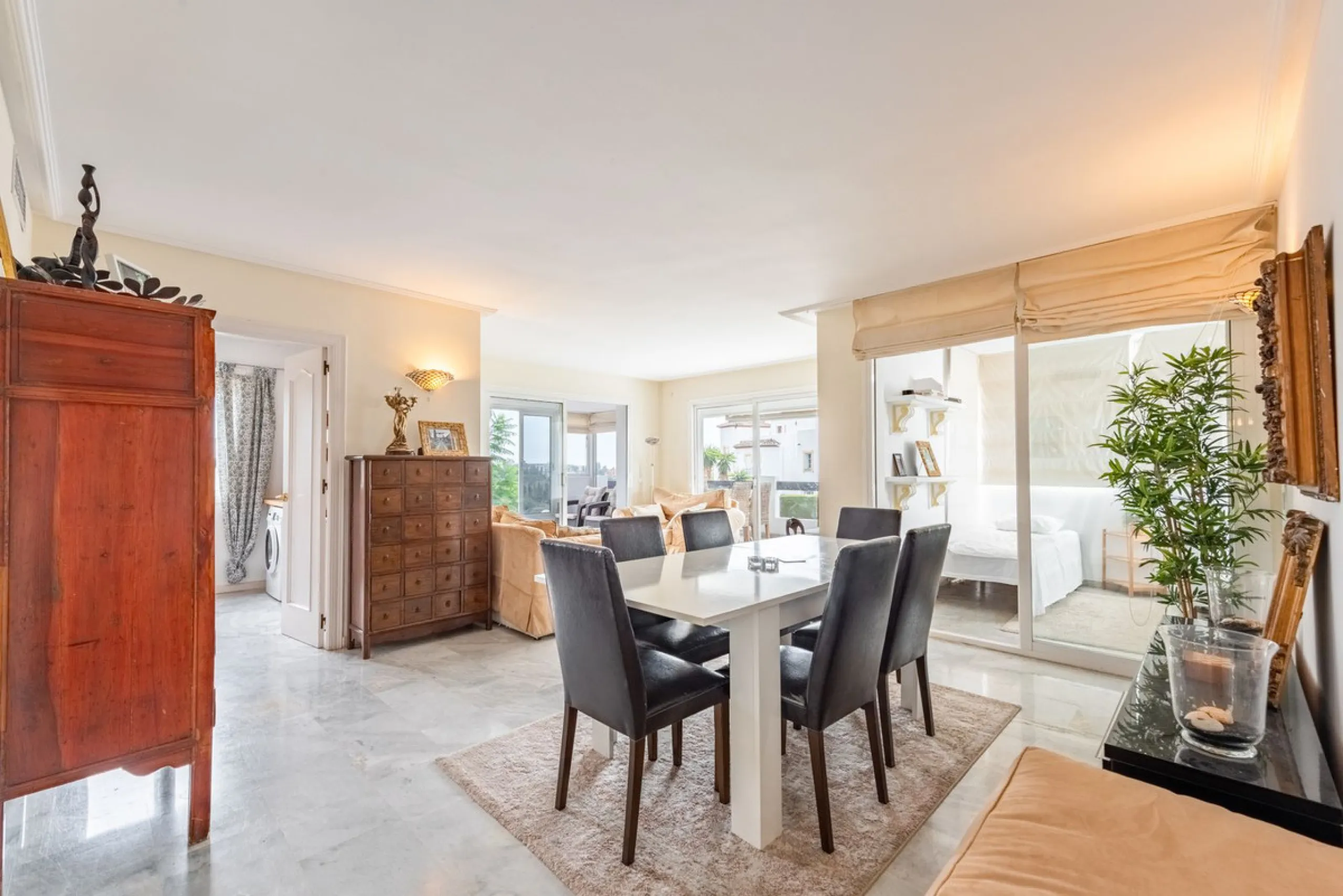 Bright and spacious apartment located in the sought-after Las Jacarandas complex in Bel Air, Estepona. Situated on the first floor, this corner unit enjoys an abundance of natural light and offers tranquil green views with glimpses of the mountains and di