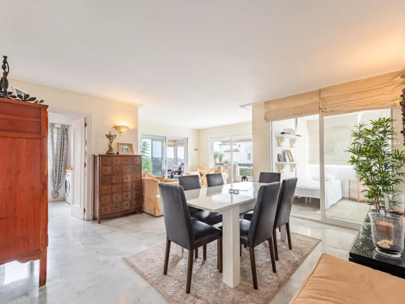 Bright and spacious apartment located in the sought-after Las Jacarandas complex in Bel Air, Estepona. Situated on the first floor, this corner unit enjoys an abundance of natural light and offers tranquil green views with glimpses of the mountains and di