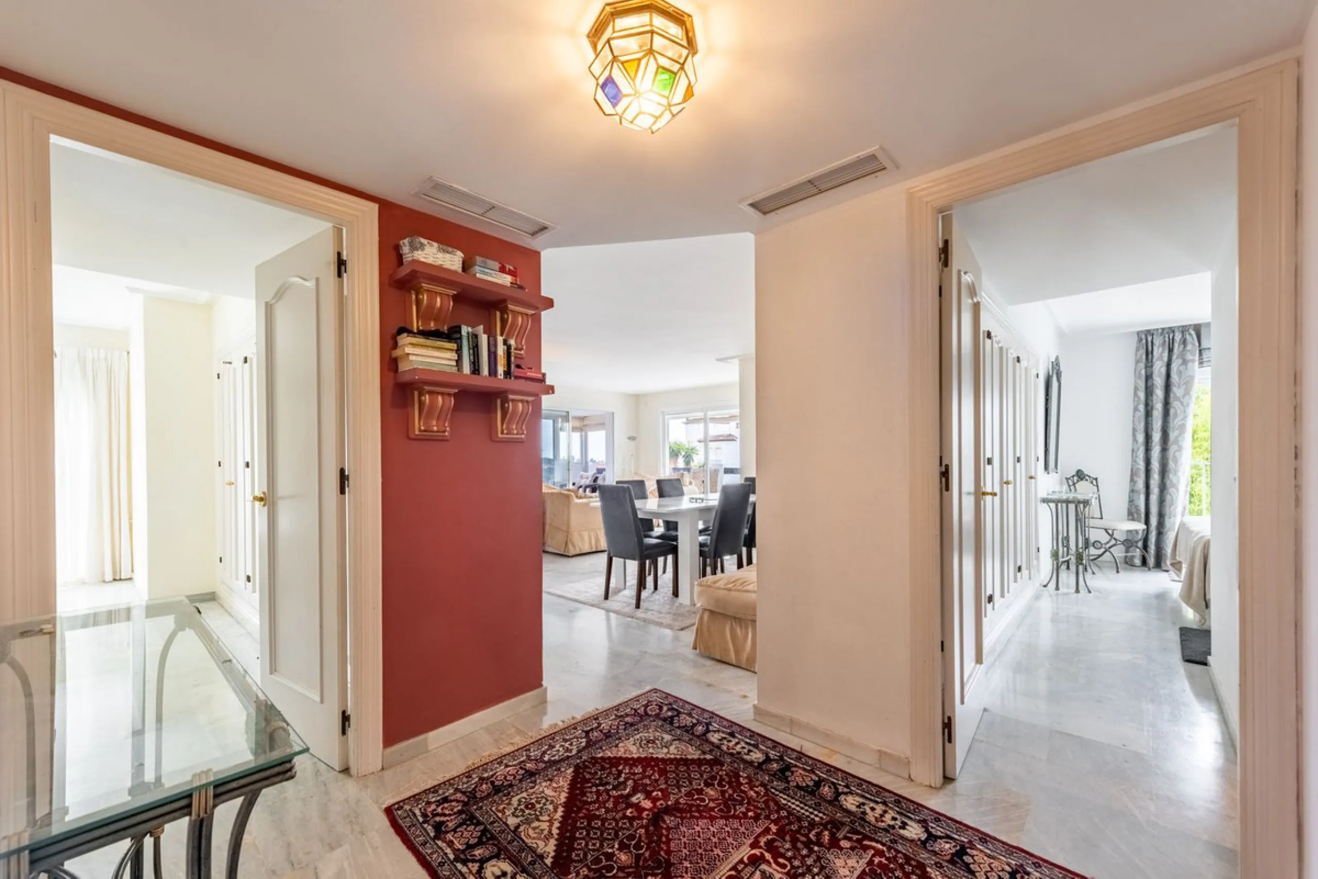 Bright and spacious apartment located in the sought-after Las Jacarandas complex in Bel Air, Estepona. Situated on the first floor, this corner unit enjoys an abundance of natural light and offers tranquil green views with glimpses of the mountains and di