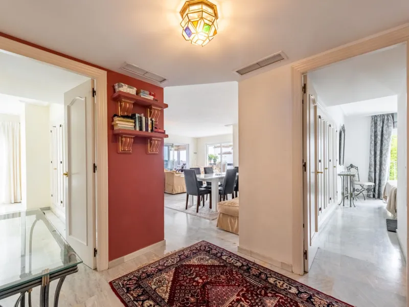 Bright and spacious apartment located in the sought-after Las Jacarandas complex in Bel Air, Estepona. Situated on the first floor, this corner unit enjoys an abundance of natural light and offers tranquil green views with glimpses of the mountains and di