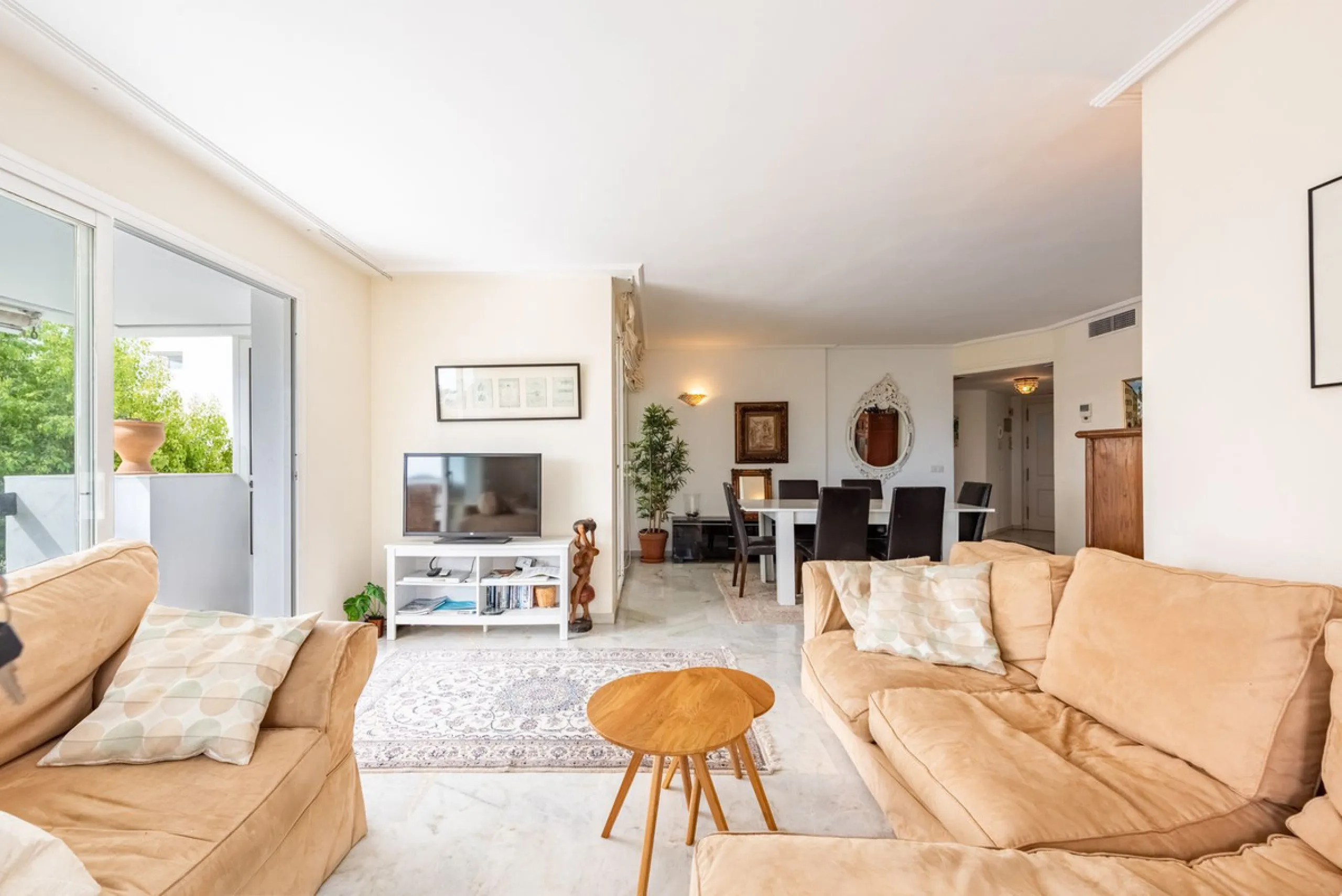Bright and spacious apartment located in the sought-after Las Jacarandas complex in Bel Air, Estepona. Situated on the first floor, this corner unit enjoys an abundance of natural light and offers tranquil green views with glimpses of the mountains and di