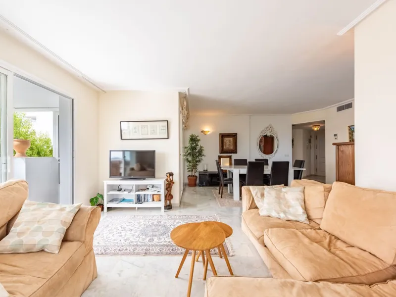 Bright and spacious apartment located in the sought-after Las Jacarandas complex in Bel Air, Estepona. Situated on the first floor, this corner unit enjoys an abundance of natural light and offers tranquil green views with glimpses of the mountains and di