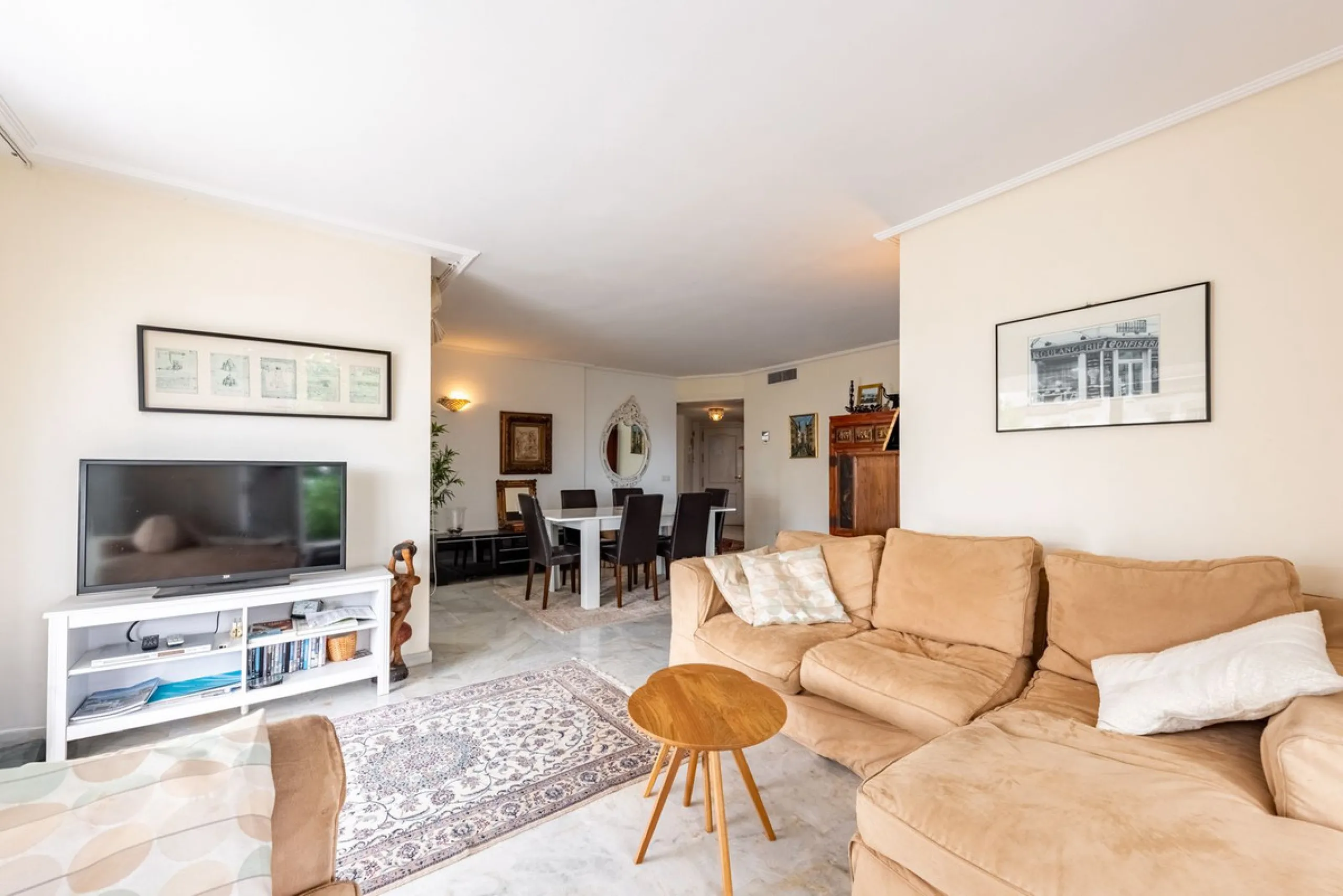 Bright and spacious apartment located in the sought-after Las Jacarandas complex in Bel Air, Estepona. Situated on the first floor, this corner unit enjoys an abundance of natural light and offers tranquil green views with glimpses of the mountains and di