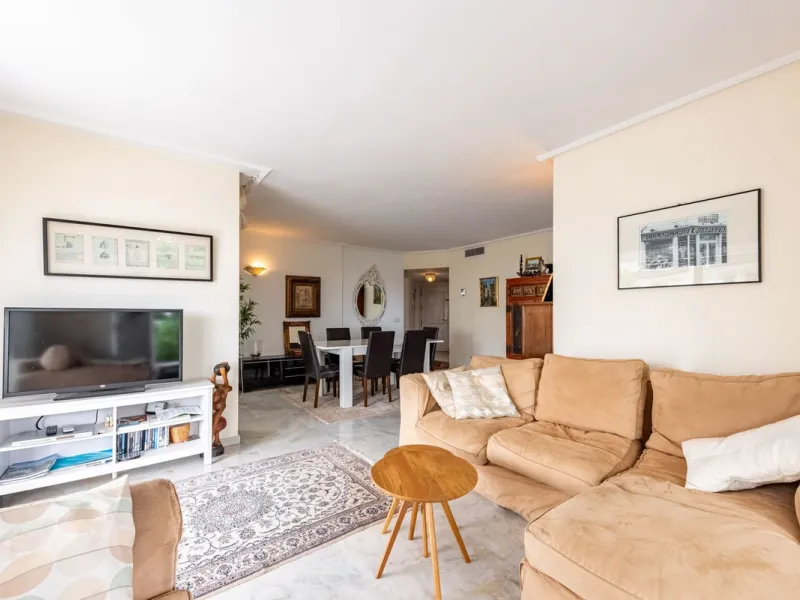 Bright and spacious apartment located in the sought-after Las Jacarandas complex in Bel Air, Estepona. Situated on the first floor, this corner unit enjoys an abundance of natural light and offers tranquil green views with glimpses of the mountains and di