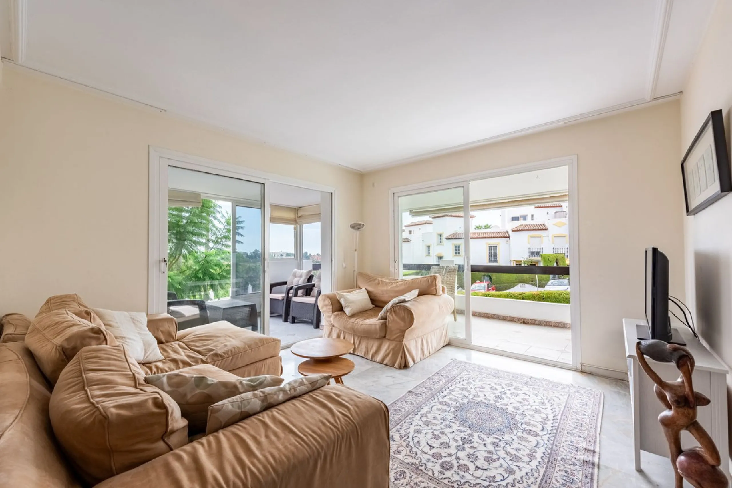 Bright and spacious apartment located in the sought-after Las Jacarandas complex in Bel Air, Estepona. Situated on the first floor, this corner unit enjoys an abundance of natural light and offers tranquil green views with glimpses of the mountains and di