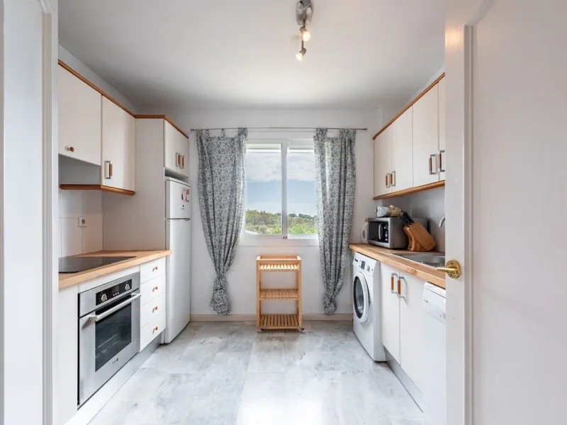 Bright and spacious apartment located in the sought-after Las Jacarandas complex in Bel Air, Estepona. Situated on the first floor, this corner unit enjoys an abundance of natural light and offers tranquil green views with glimpses of the mountains and di