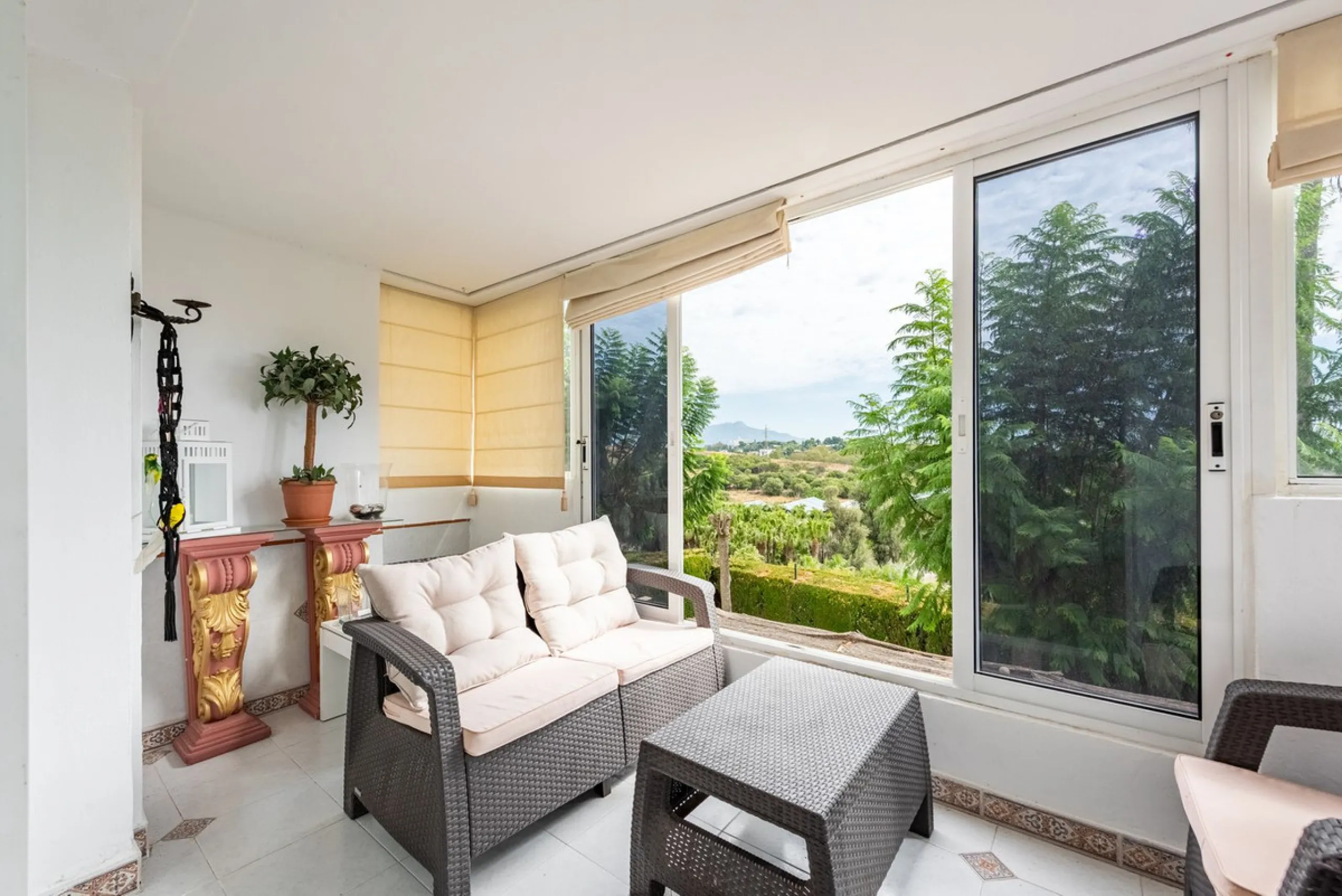 Bright and spacious apartment located in the sought-after Las Jacarandas complex in Bel Air, Estepona. Situated on the first floor, this corner unit enjoys an abundance of natural light and offers tranquil green views with glimpses of the mountains and di