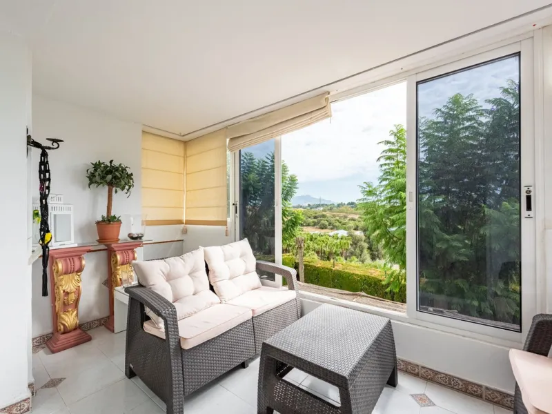 Bright and spacious apartment located in the sought-after Las Jacarandas complex in Bel Air, Estepona. Situated on the first floor, this corner unit enjoys an abundance of natural light and offers tranquil green views with glimpses of the mountains and di