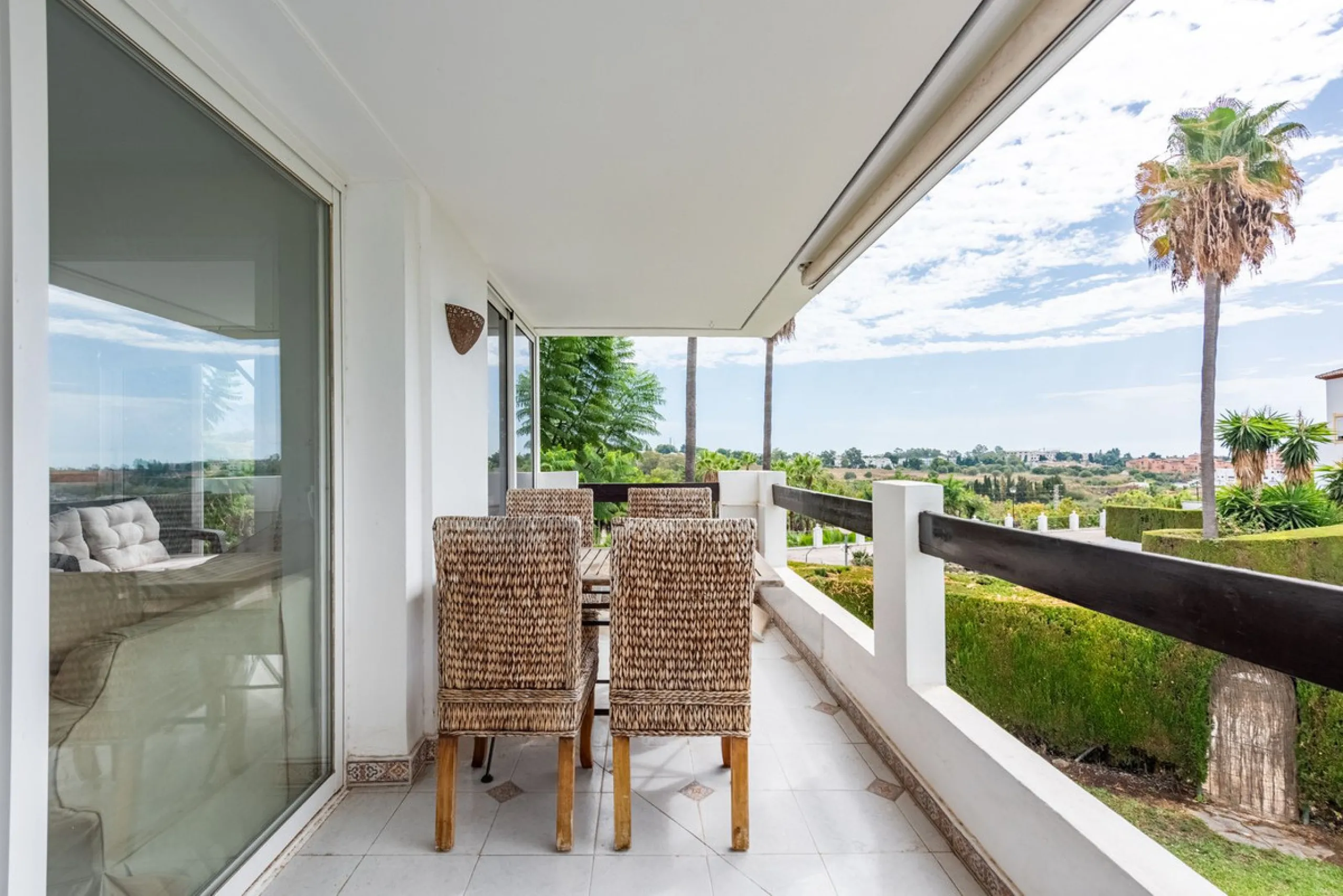 Bright and spacious apartment located in the sought-after Las Jacarandas complex in Bel Air, Estepona. Situated on the first floor, this corner unit enjoys an abundance of natural light and offers tranquil green views with glimpses of the mountains and di