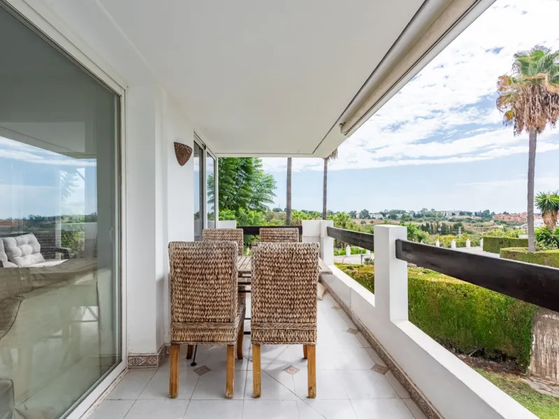 Bright and spacious apartment located in the sought-after Las Jacarandas complex in Bel Air, Estepona. Situated on the first floor, this corner unit enjoys an abundance of natural light and offers tranquil green views with glimpses of the mountains and di